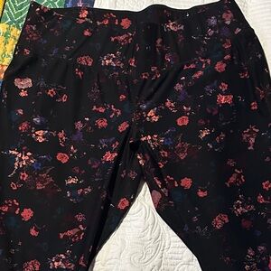 LANE BRYANT LIVI BLACK FLORAL POWER PULL ON ANKLE CROP PANTS PLUS SZ 22/24 WOMEN